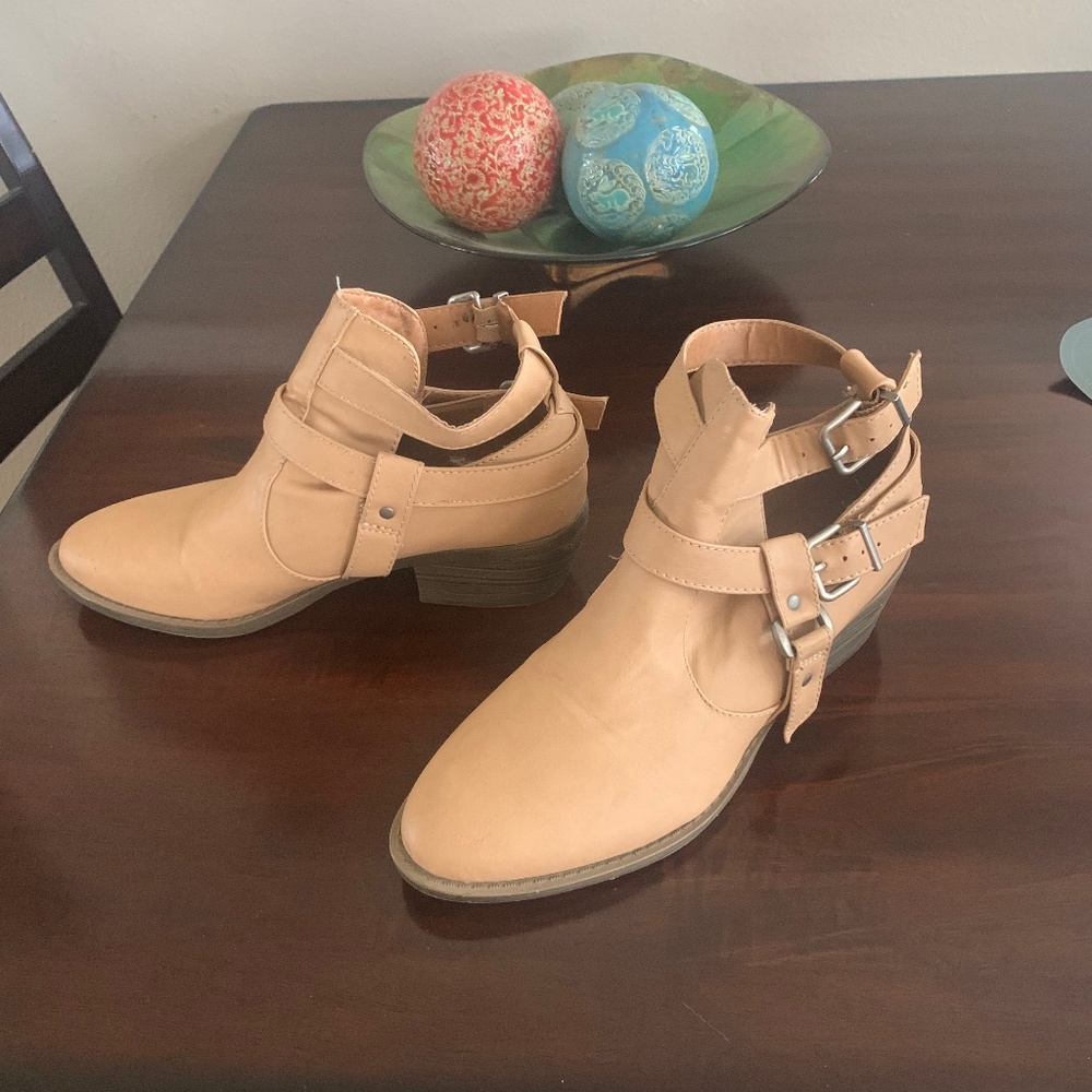 Women’s stylish ankle boots